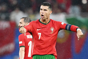 Ronaldo gây bão mạng với hành vi chế nhạo đối thủ