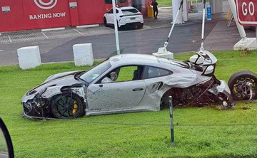 Siêu xe Porsche 911 hàng hiếm vỡ nát đầu sau màn vượt ẩu qua xe đầu kéo