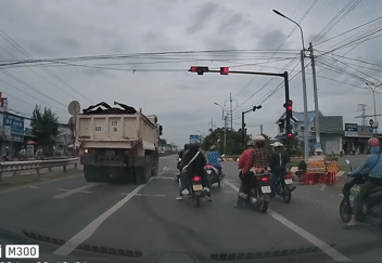 Tài xế xe ben vượt đèn đỏ ở Long An bị lập biên bản sau phản ánh của VietNamNet
