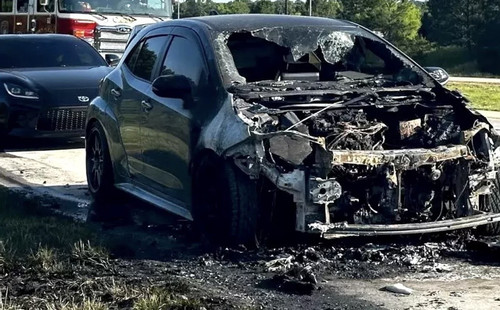 Toyota Corolla bốc cháy trên cao tốc, nghi vấn lỗi động cơ