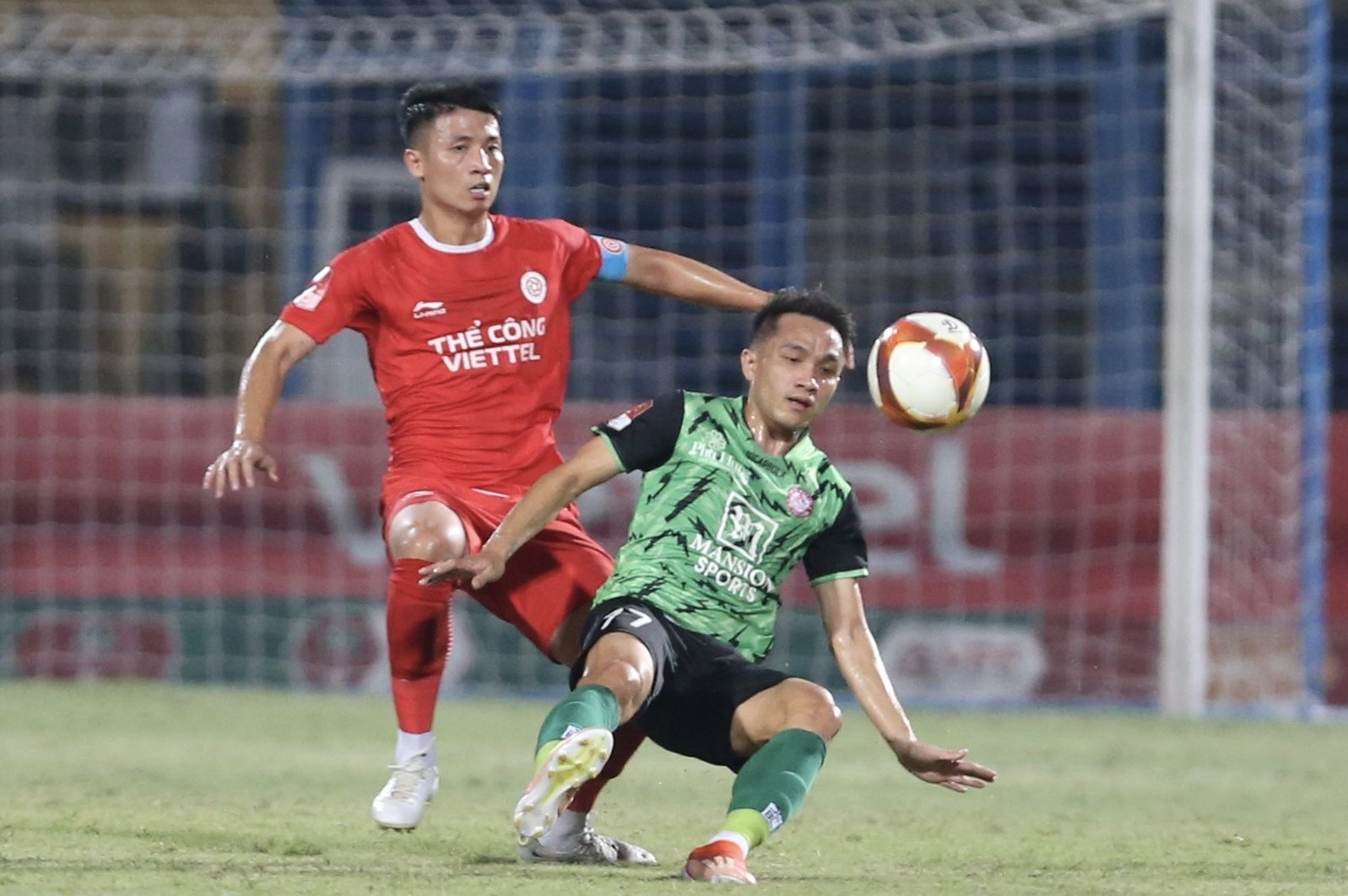 Trực tiếp bóng đá Thể Công Viettel 0-0 TP.HCM: 'Thủy chiến' tại Hàng Đẫy