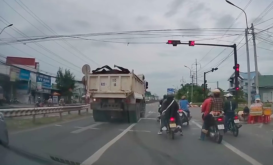 Xe ben quay dau vuot den do