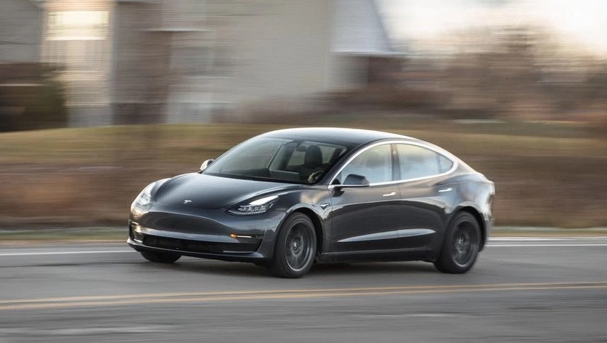 Bản sao 2019_tesla_model_3_dual_motor_Car_and_Driver.jpg