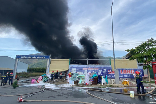 Cháy kho hàng đồ gia dụng ở Khánh Hoà, cột khói cao hàng chục mét