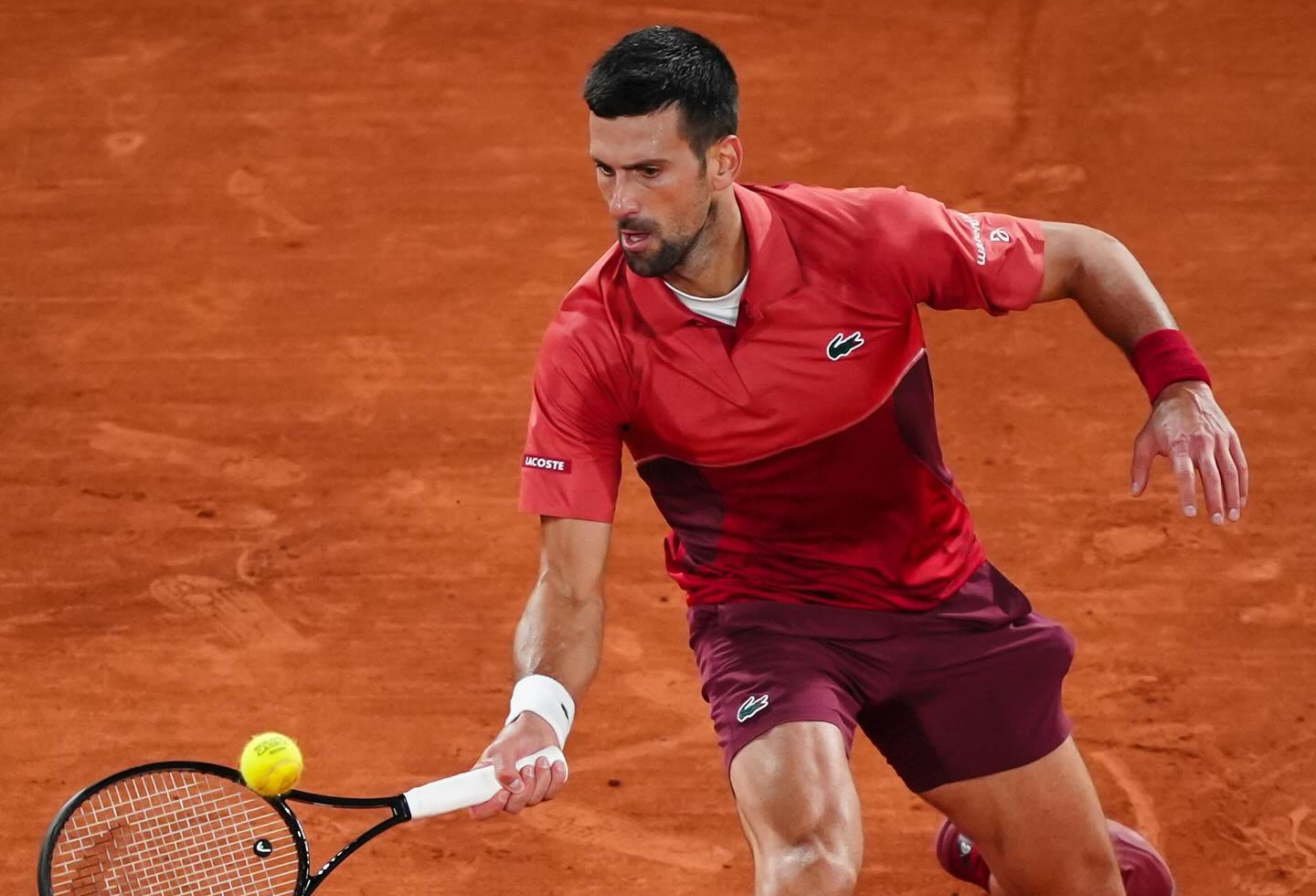 Djokovic 'book vé' vòng 4 Roland Garros sau trận đấu 5 set