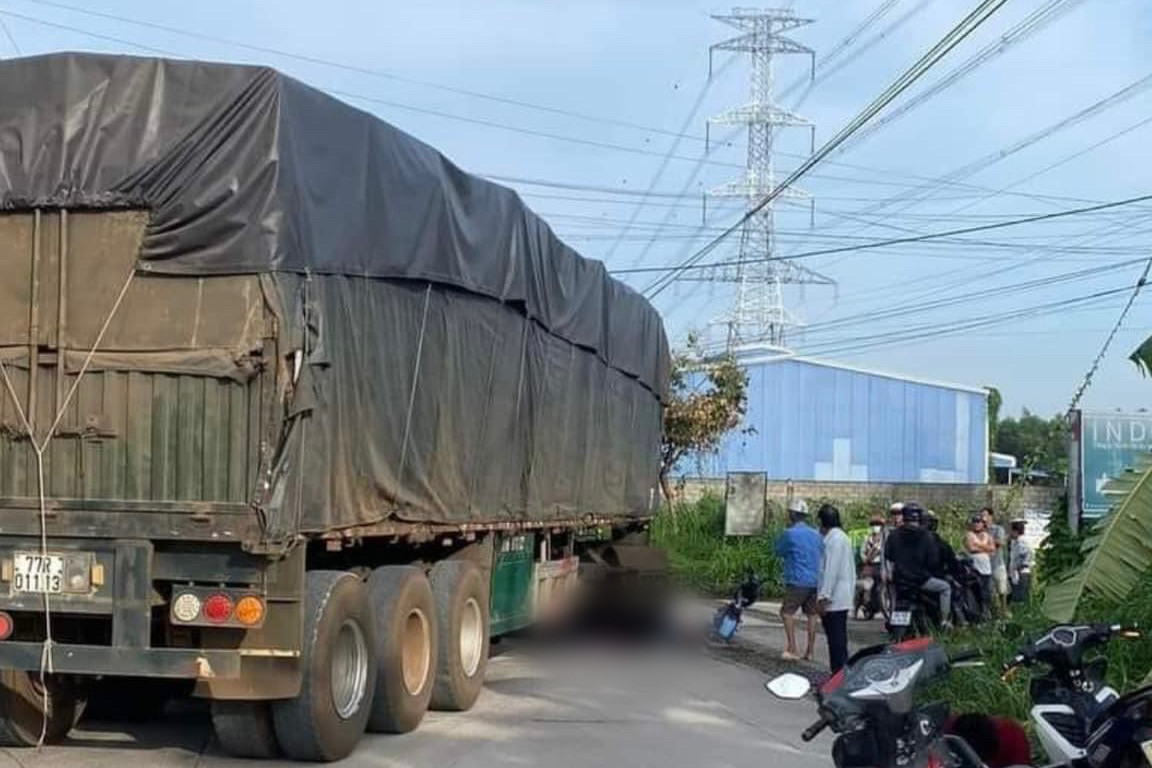 Mẹ chở 2 con trên xe đạp điện va chạm với xe container, bé gái 4 tuổi tử vong