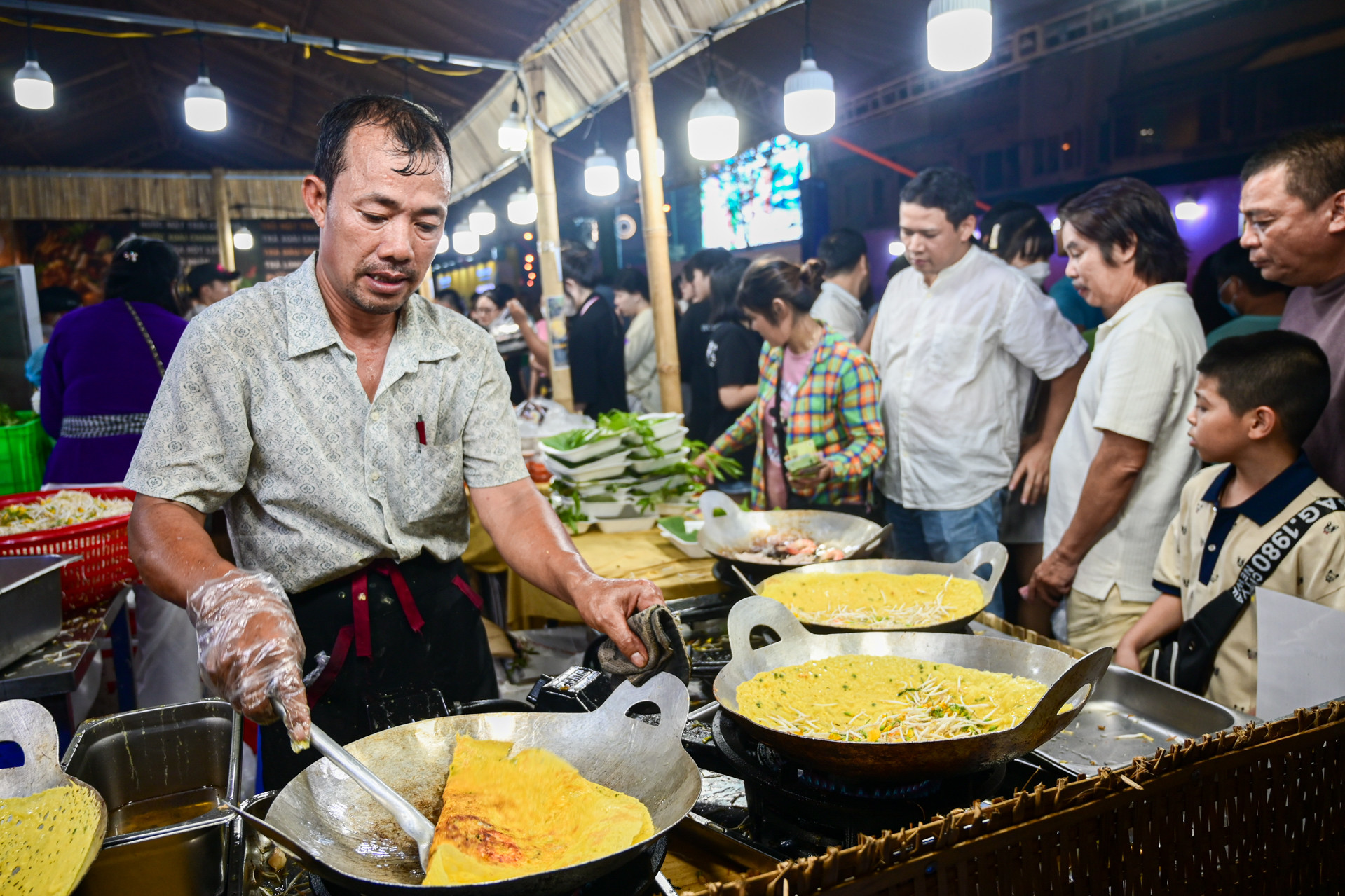 Nghìn người chen chân ăn món ngon, đầu bếp làm không ngơi tay suốt 12 tiếng