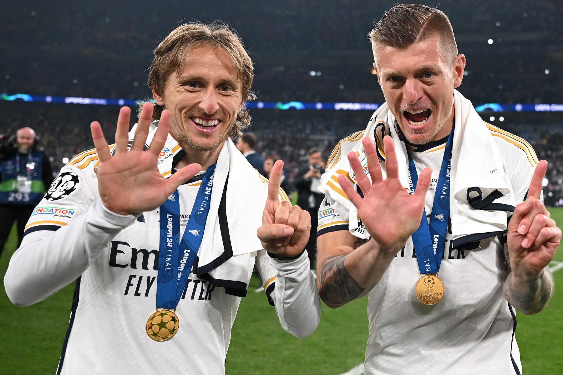 Toni Kroos nâng Cúp C1 cuối với Modric và Real, chia tay ngạo nghễ