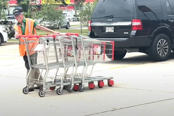 Góp 233.000 USD tặng cụ ông 90 tuổi phải mưu sinh giữa nắng nóng