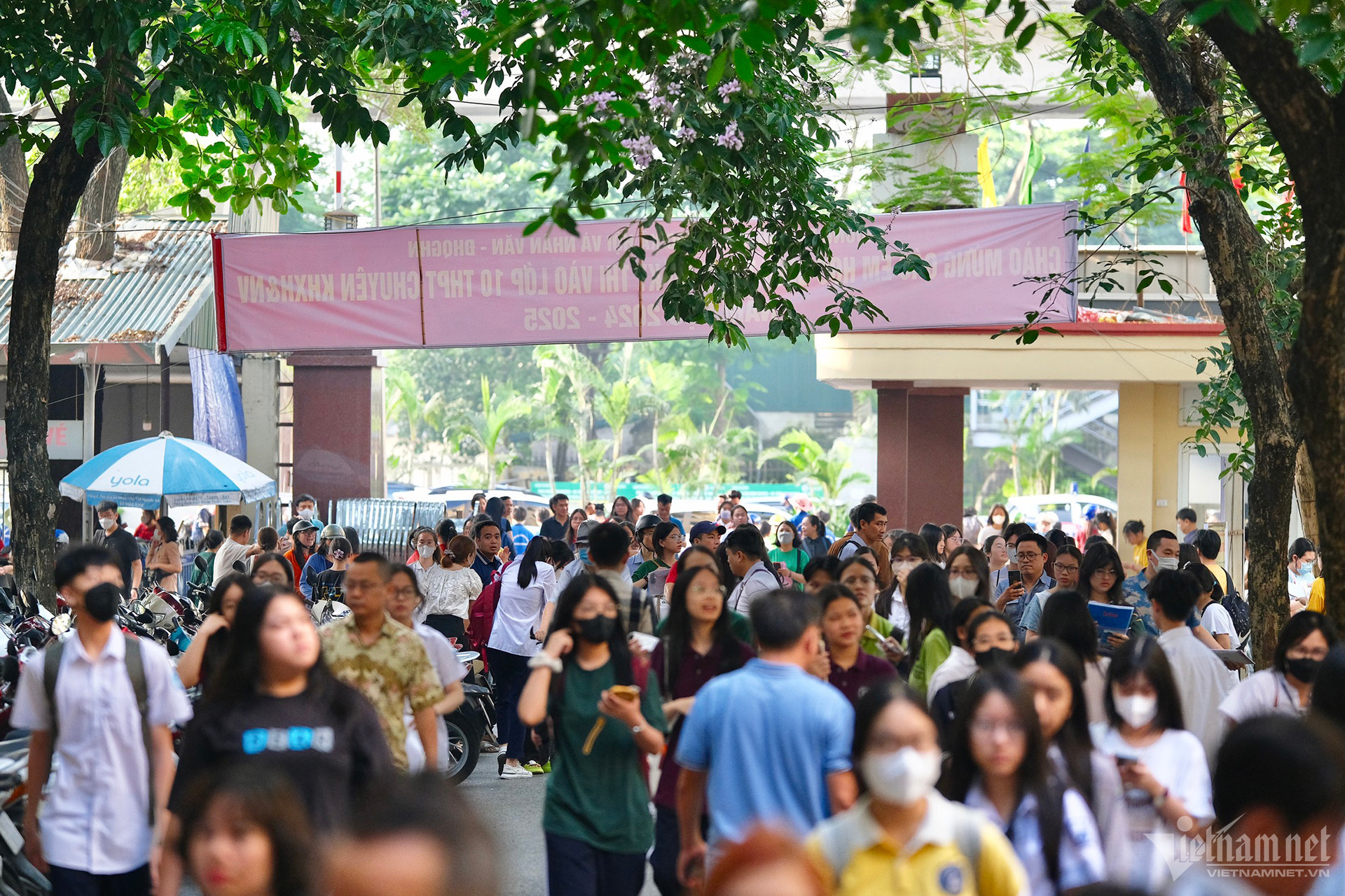 Kỳ thi vào lớp 10 Trường THPT Chuyên Khoa học Xã hội & Nhân văn: Không khí căng thẳng và bồn chồn