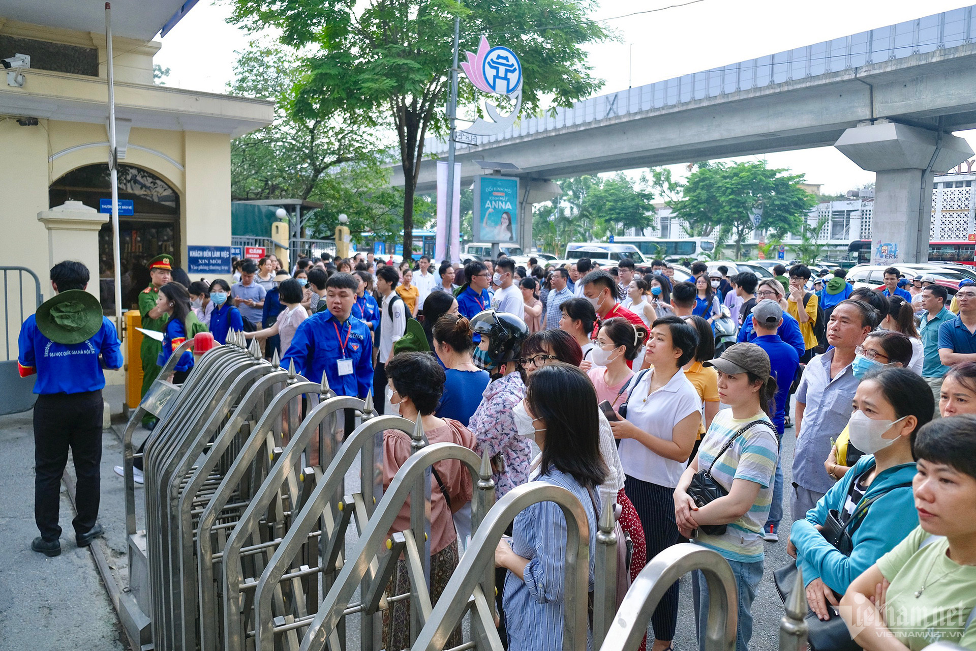 Kỳ thi vào lớp 10 Trường THPT Chuyên Khoa học Xã hội & Nhân văn: Không khí căng thẳng và bồn chồn