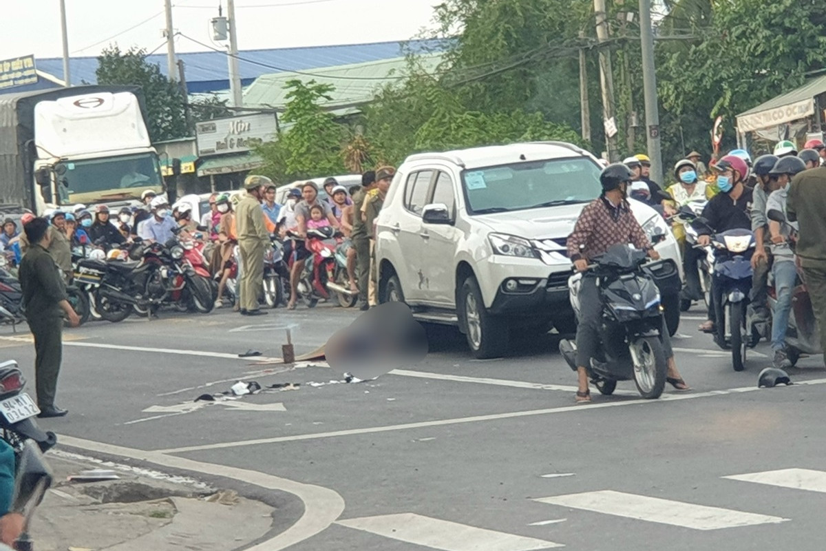 Xe máy tông mạnh đuôi ô tô dừng đèn đỏ, nam thanh niên tử vong