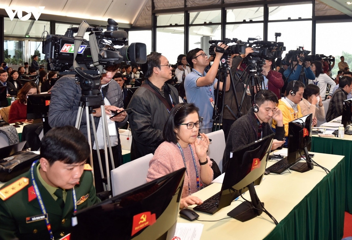 bao chi tac nghiep tai trung tam báo chi Dai họi Dang 13.jpg