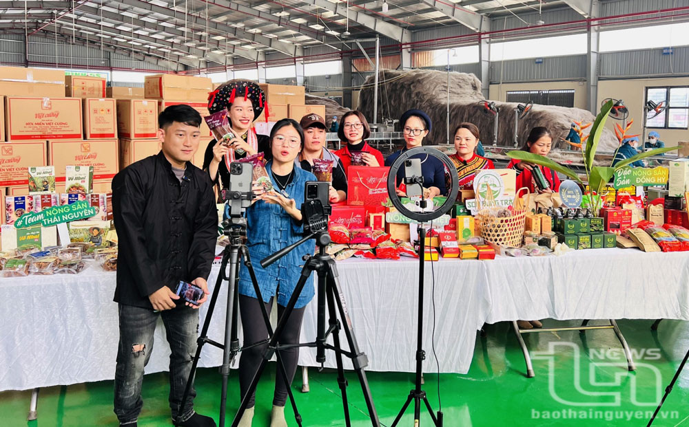 Chủ thể hợp tác xã phối hợp với các tiktoker livestream bán hàng tại&nbsp;Phiên chợ tiêu thụ sản phẩm miến dong Việt Cường và nông sản Thái Nguyên.