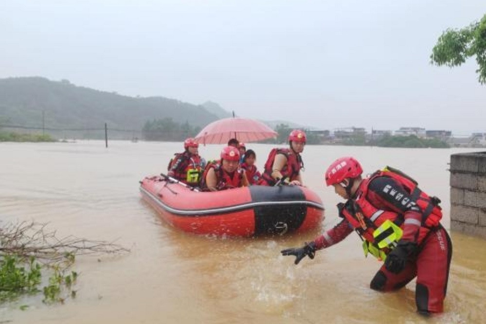 Lũ lụt hoành hành miền nam Trung Quốc, ga tàu biến thành ‘bể bơi’