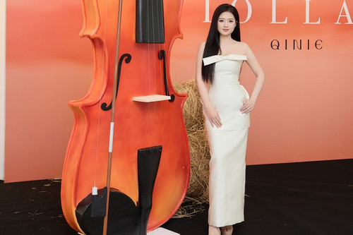 Nghệ sĩ violin xinh đẹp Quỳnh Như gợi cảm bên cây đàn khổng lồ