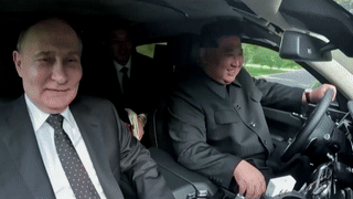 Chủ tịch Triều Tiên đích thân lái siêu xe Nga chở Tổng thống Putin đi dạo