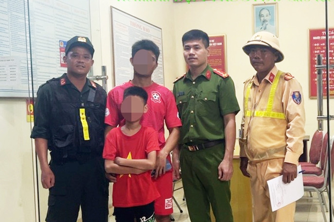 CSGT kịp thời đưa cháu bé đạp xe đi lạc trên cao tốc về nhà