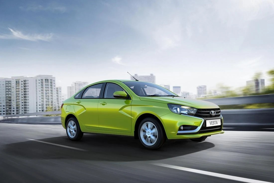 Lada_Vesta_front_quarter_tracking_press_images.webp