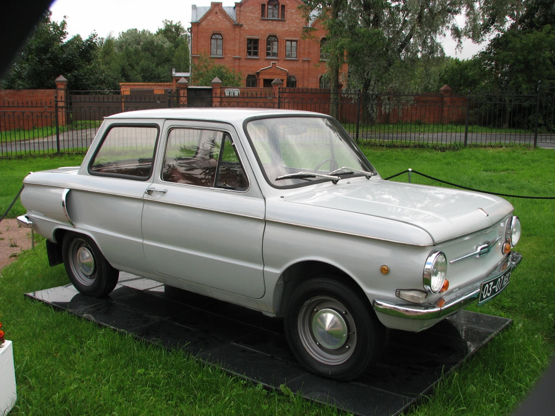 Strelna_2008_08_29_Vladimir_Putin_first_car_ZAZ_968_Zaporozhets_1972_.webp