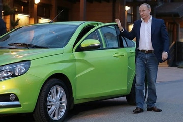 Tổng thống Nga Vladimir Putin từng cầm lái những mẫu xe nào?