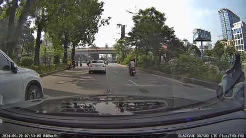 Xe sang Mercedes-Benz thản nhiên dừng giữa đường tránh nắng trên phố Hà Nội