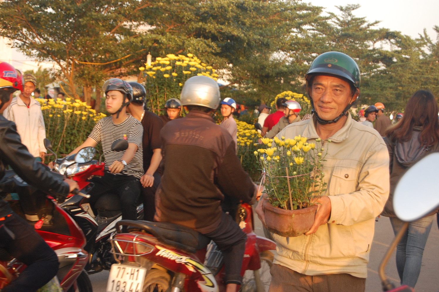 Ba chỉ là một ngư dân nghèo, nhưng là chàng rể vàng mười của ngoại