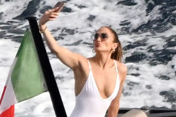 Jennifer Lopez mặc bikini sexy một mình đi nghỉ trên du thuyền triệu đô