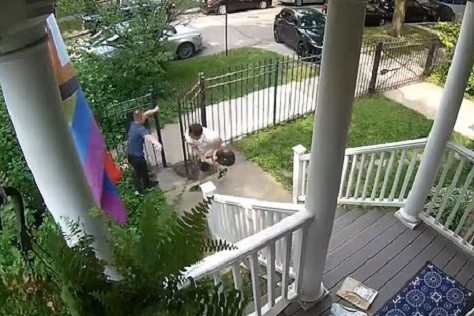 Video cảnh sát tóm gọn tên trộm bị chủ nhà cầm chảo rán đuổi đánh