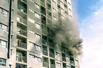 Bản tin trưa 23/6: Cháy lớn căn hộ chung cư ở TPHCM, hàng trăm cư dân tháo chạy