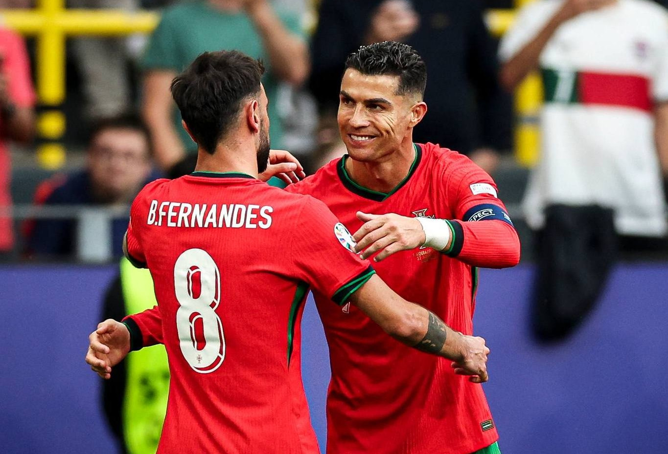 Ronaldo đi vào lịch sử, Bồ Đào Nha đoạt vé sớm vòng 1/8 EURO