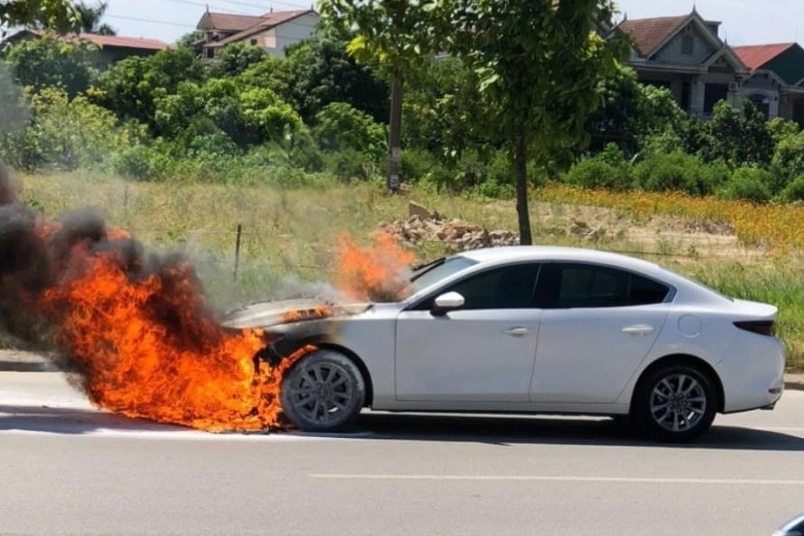 Chủ xe Mazda3 yêu cầu đại lý phải đền bù khi để cháy xe sau sửa chữa