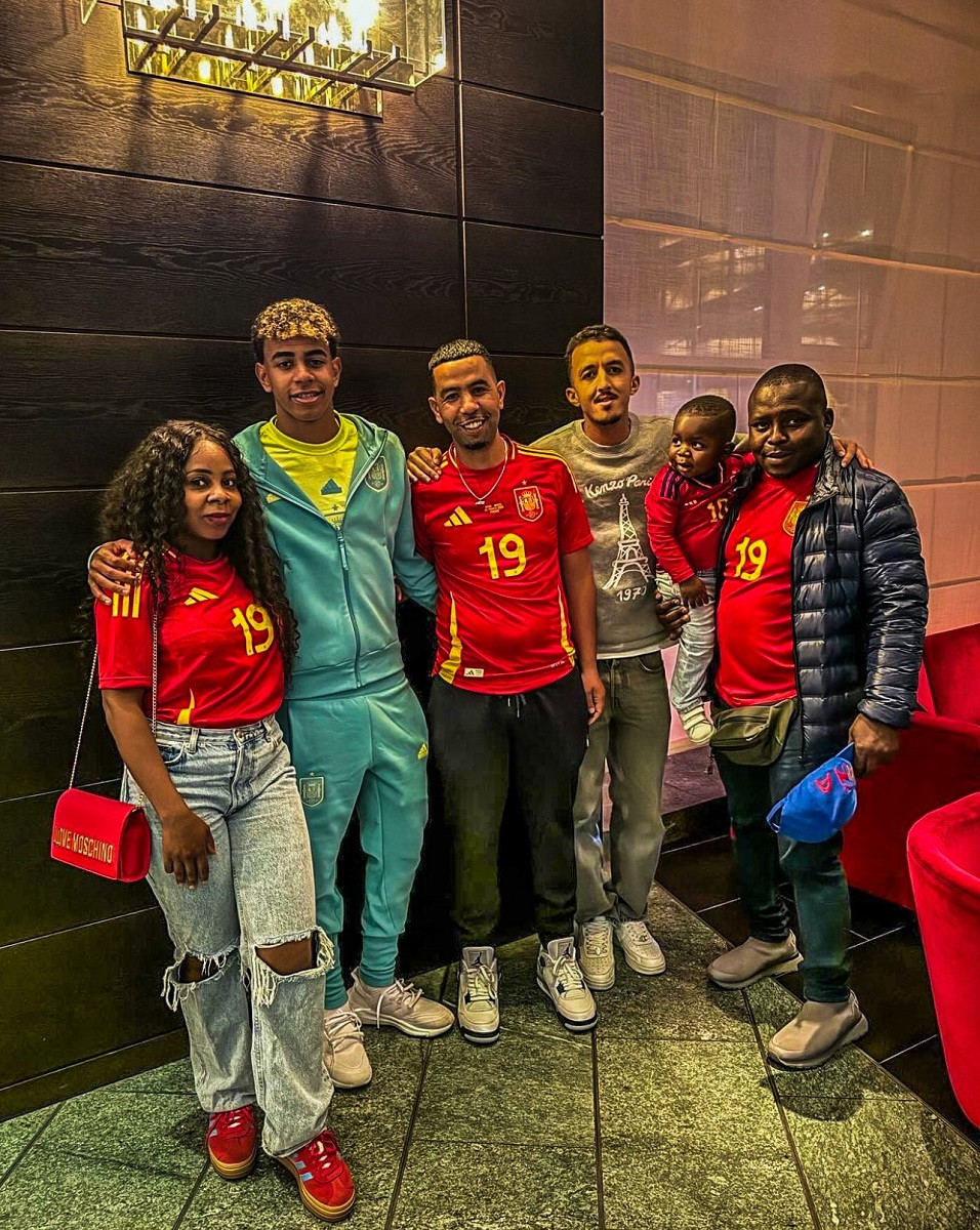 Lamine Yamal gia0dinh.jpg