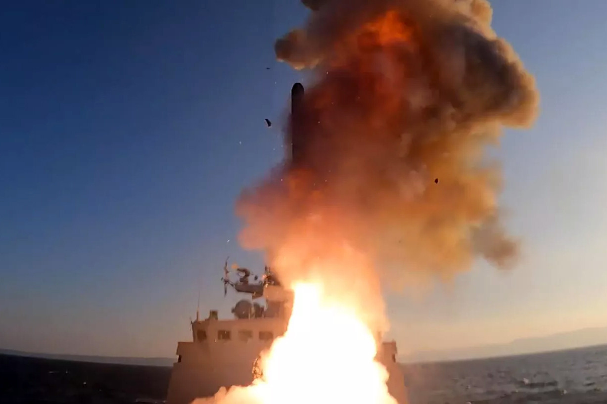 tau nga phong ten lua Sputnik.jpg