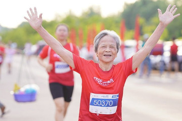 Thấy con chạy bộ khỏe ra, mẹ 72 tuổi thử sức với cự ly 5km và cái kết