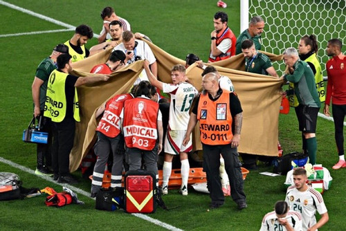 Cầu thủ Hungary bất tỉnh ở EURO 2024, đồng đội bật khóc trên sân