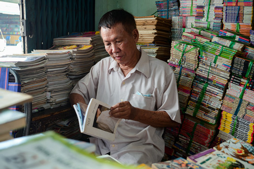 Cụ ông ở TPHCM có tiệm sách cũ hơn 40 năm, nhiều 'đồ quý' giá nào cũng không bán