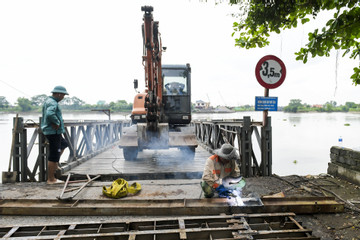 Gãy dầm cầu phao ở Nam Định, hàng trăm phương tiện phải tìm lối đi khác