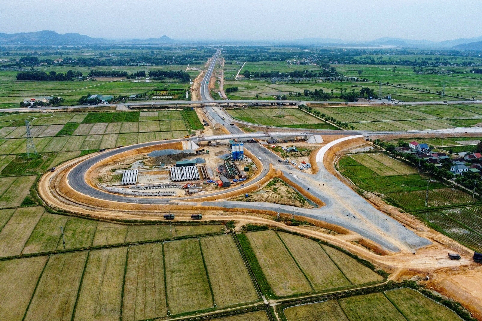 Hiện trạng 19km cuối cao tốc Diễn Châu - Bãi Vọt trước ngày thông xe