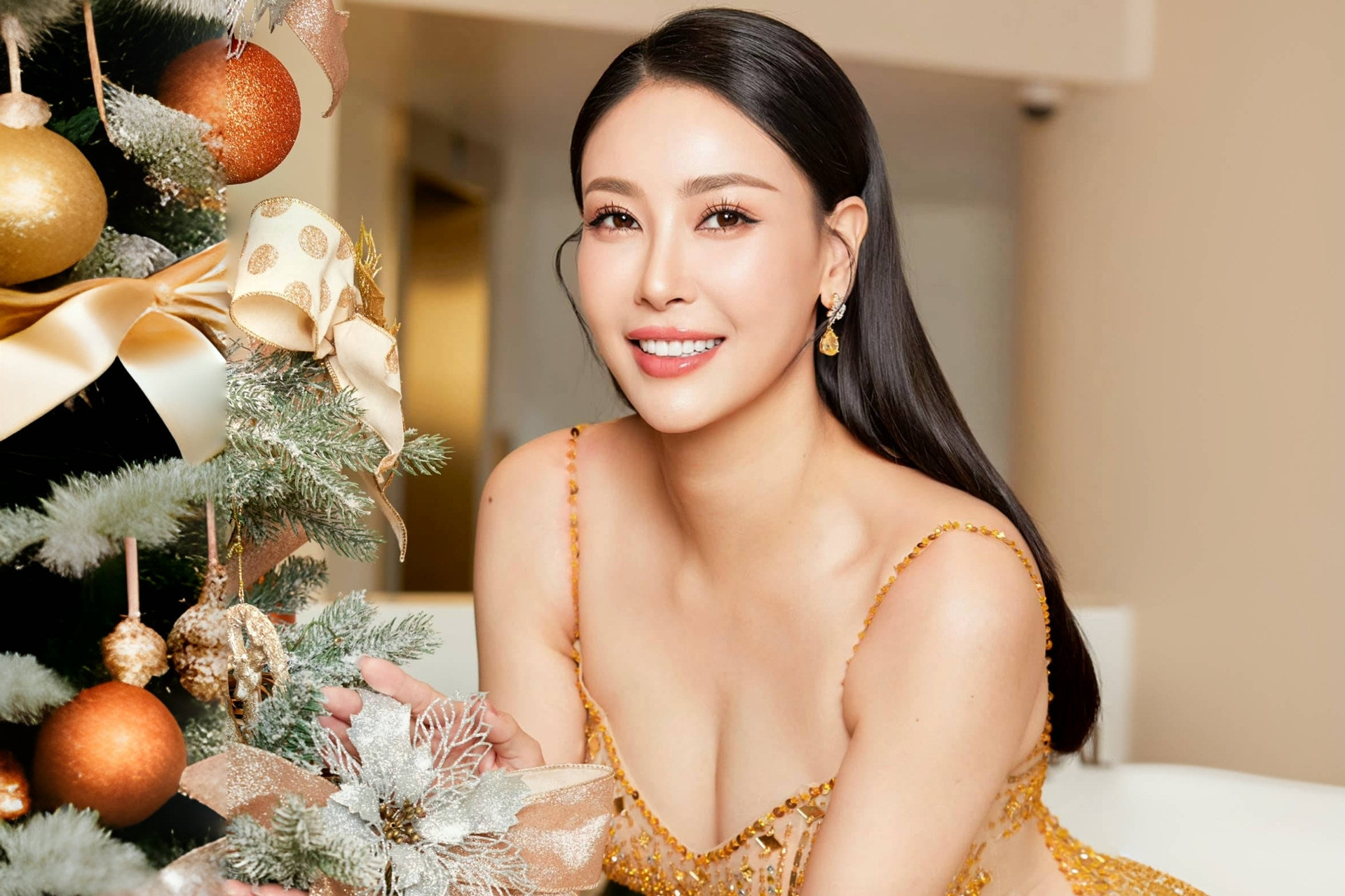 Hoa hậu nổi tiếng giàu có và đông con, đăng quang 32 năm vẫn trẻ đẹp khó tin