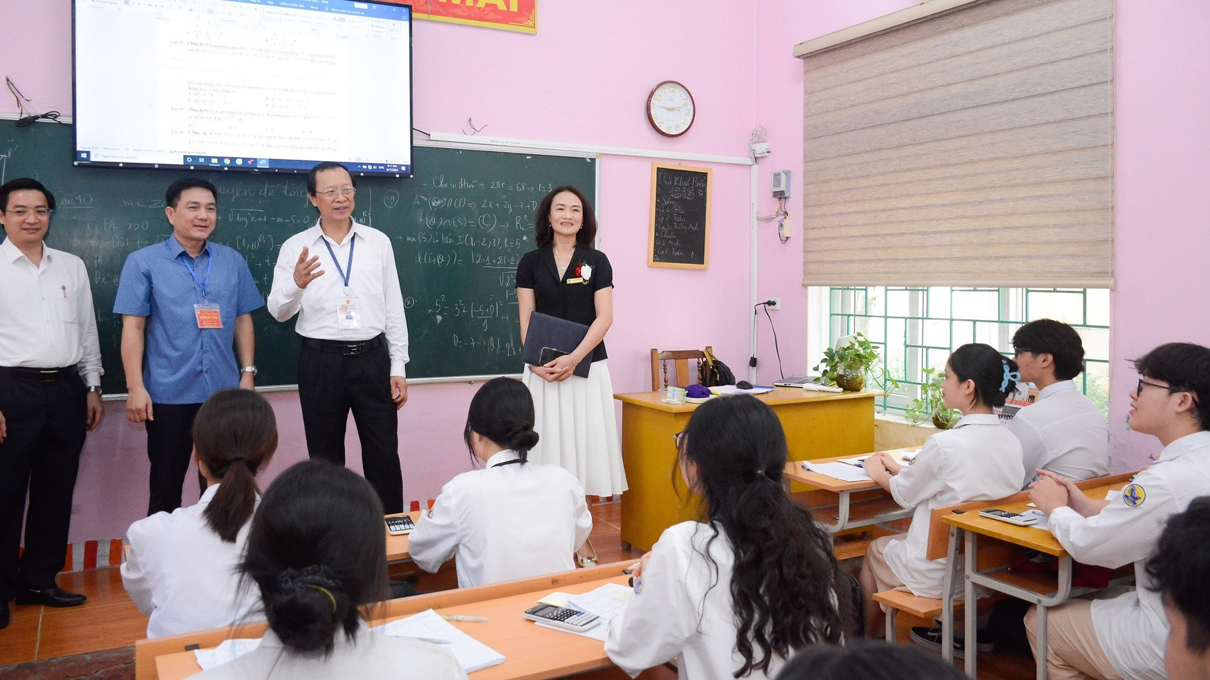 Thứ trưởng Phạm Ngọc Thưởng động viên thí sinh tại điểm thi tỉnh Vĩnh Phúc.jpg