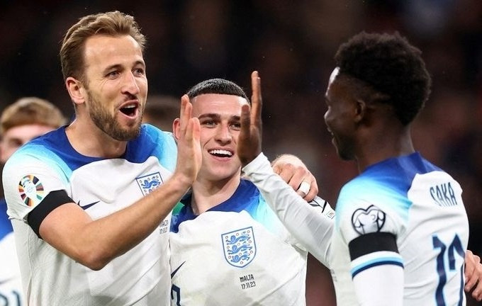 Harry kane saka Phil Foden.jpg