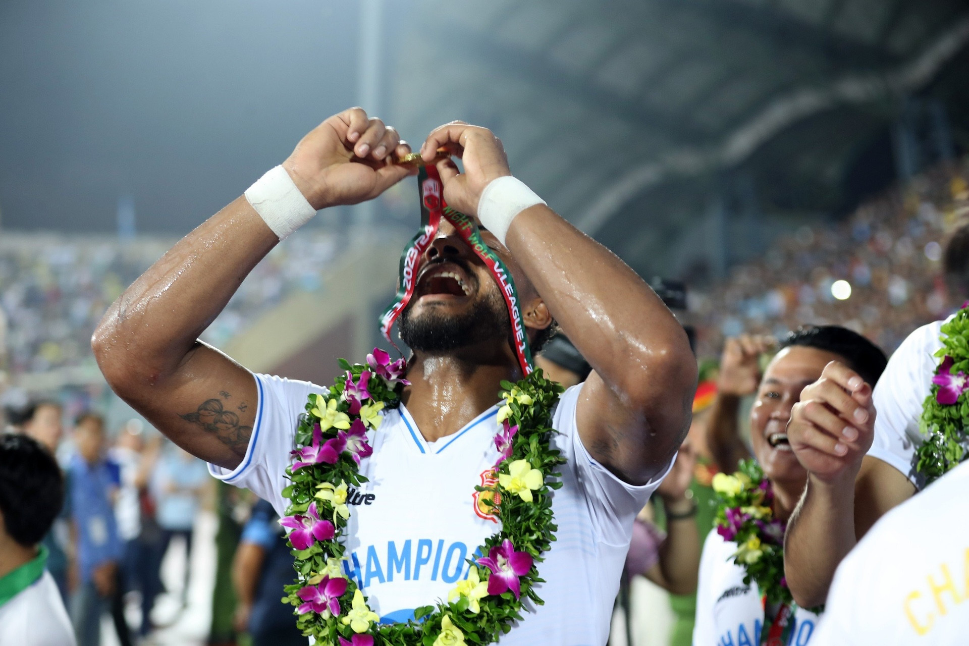 Rafaelson lập hattrick trong trận đấu và trở thành cầu thủ ghi nhiều bàn thắng nhất trong một mùa giải tại V-League khi có 31 pha lập công 