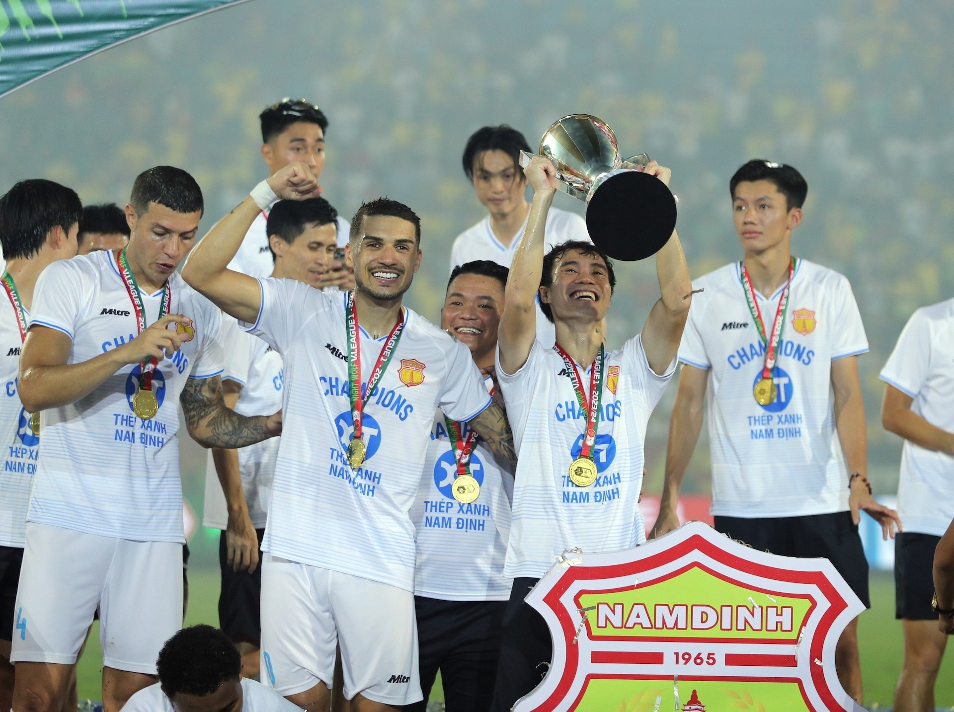 Văn Toàn nâng cao chức vô địch V-League đầu tiên trong sự nghiệp kể từ khi chia tay HAGL