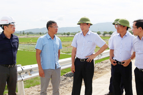 Người lao động 'đổ mồ hôi, sôi nước mắt’ gấp rút cho ngày thông tuyến cao tốc