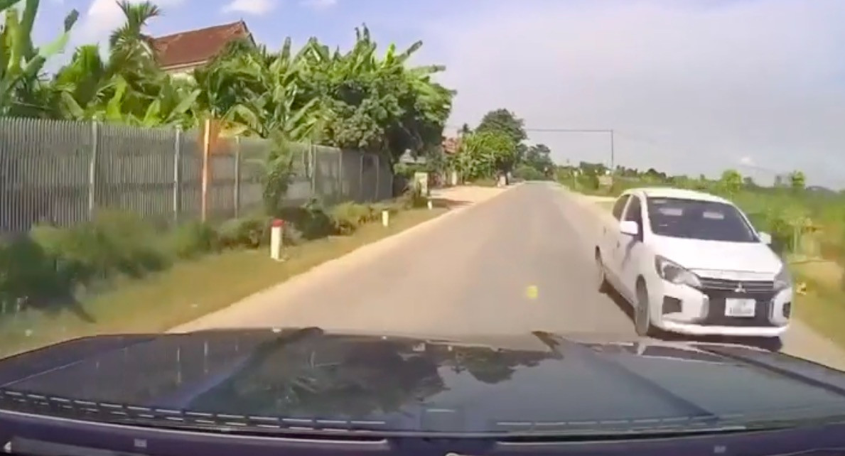 Ô tô con lấn làn