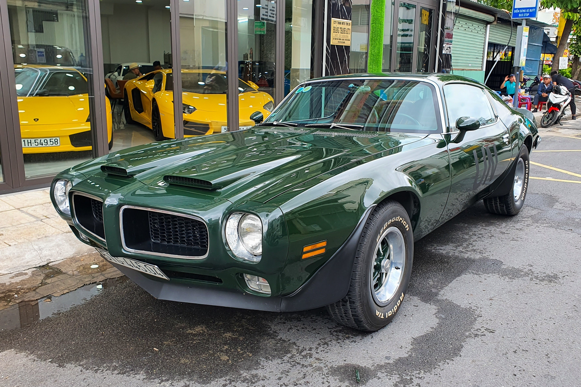 Ông Đặng Lê Nguyên Vũ dạo phố với xe hàng hiếm Pontiac Firebird trên 40 năm tuổi