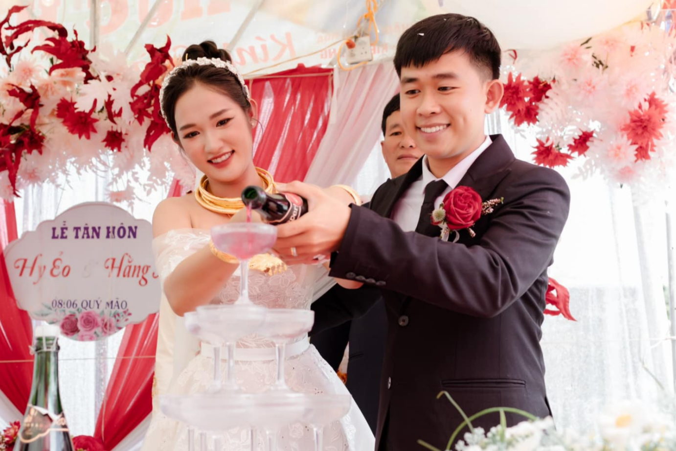 Chàng trai Kiên Giang có tên cực lạ, ngày cưới MC ngập ngừng chỉ sợ đọc sai