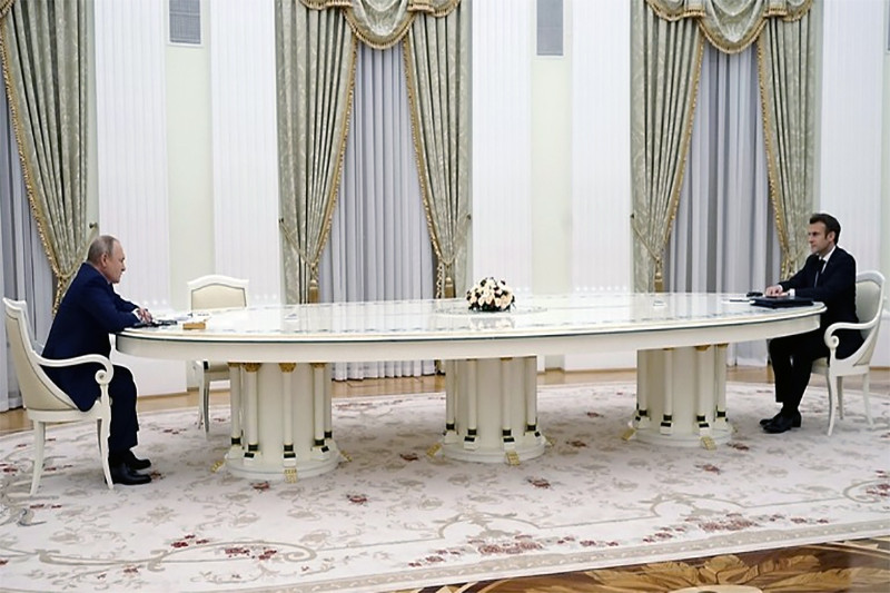 Putin Macron Sputnik.jpg