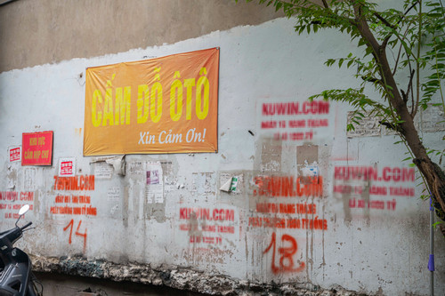 Quảng cáo trang web cá độ trái phép tràn lan nơi công cộng ở Hà Nội